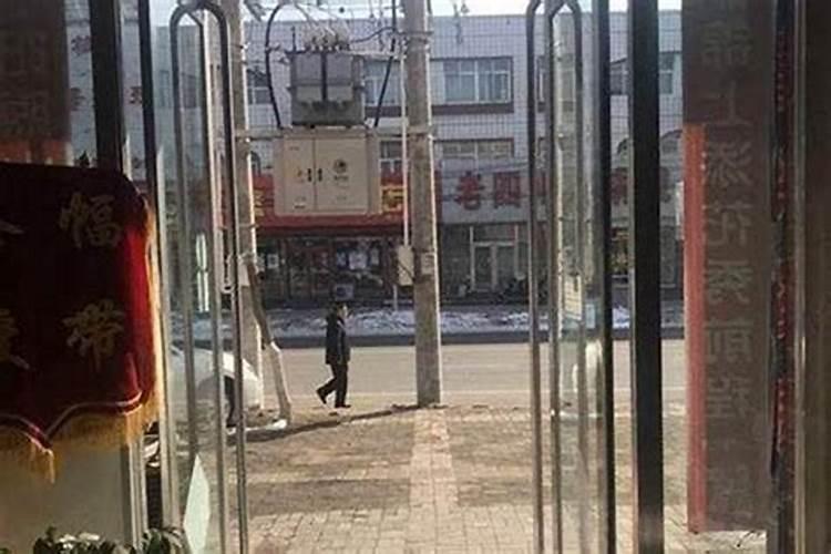请懂风水的朋友解答一下,大门前围栅栏碍事吗？