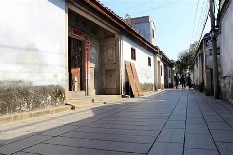 进大门内地平凹陷好不好？