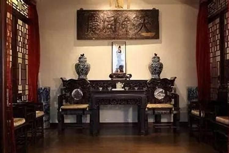 我家房子的家堂(供奉祖先的牌位)不在正中央,偏向一边,按风水行吗？百...