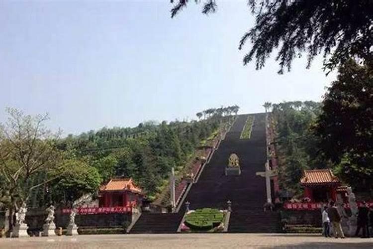 曹操因人进献一吉祥物,劳师搭建了一座巨台,其名为