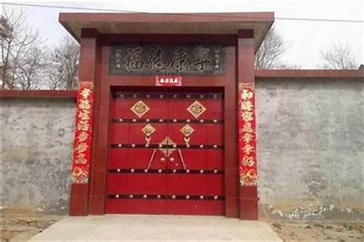 院子门口白虎方搭建棚子好不好 。我在院子大门口右边搭了一个简易车棚...