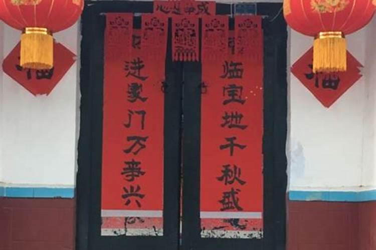 院子门口白虎方搭建棚子好不好 。我在院子大门口右边搭了一个简易车棚...