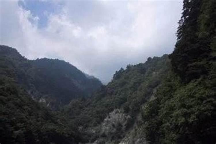 我的门面大门正对着对面大山,请问各位风水大师,这样好吗？