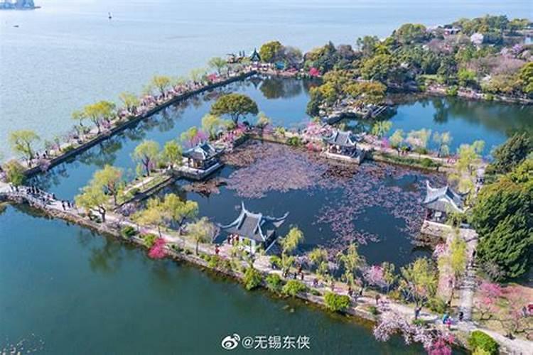 ...南面湖,北面小区里的浅水池,西面房子。风水上好不好