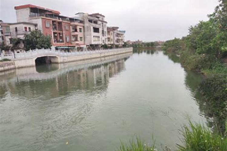 ...北边一派房间地面比南边一排低20公分,风水上有没有