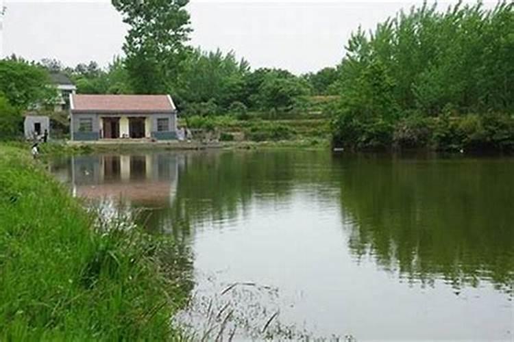 房屋右边水塘风水怎样？