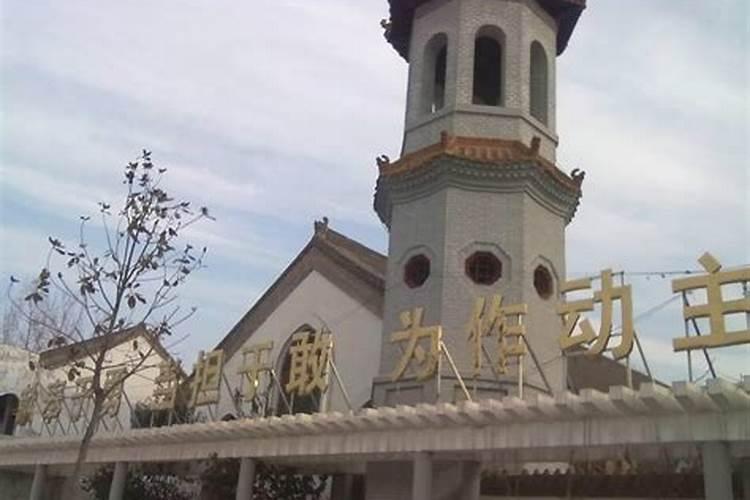 风水知识在农村一排三家盖房子两边的高中间的低