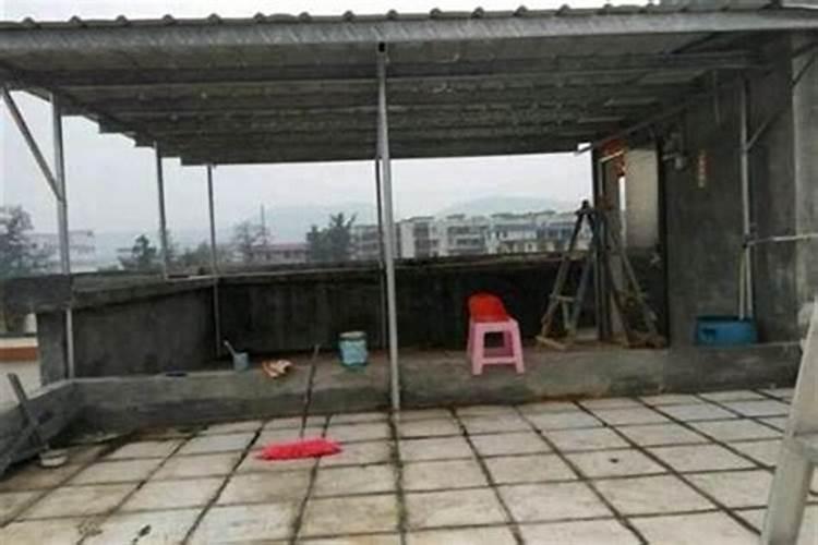 我家房子左边搭了一个小棚,右边有一小屋,请问是抬轿屋吗？怎么化解