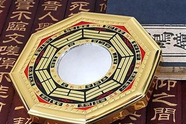 别墅南北向,北面入户门,南面门通院子,院前有河流,风水是否好？