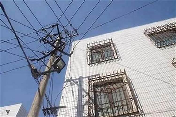 床头靠在衣柜上行不行