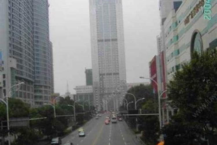 办公室门正对马路,有大神知道有风水影响吗