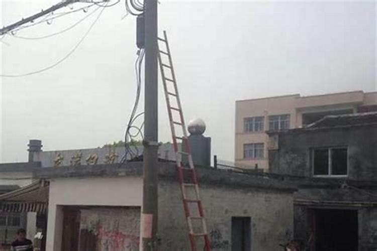 墓地前方十几米的左边有一路灯和通信电杆会影响风水吗