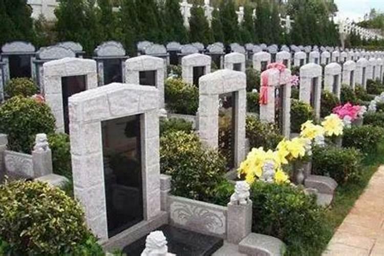 我们村里的人要把墓地键在我的土地里,请问好不好,村里请人看了风水...