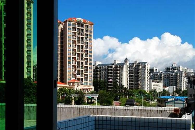 办公室窗外有河流好不
