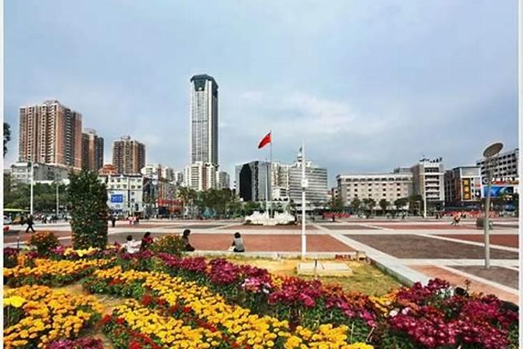 门顶上一般可以挂什么颜色
