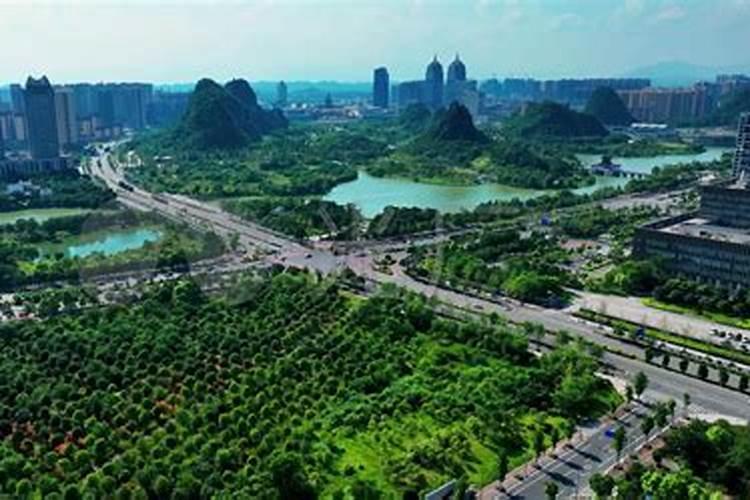 柳州桂林 附近的厉害些风水师收费贵吗？ 哪里联系？ 求指导