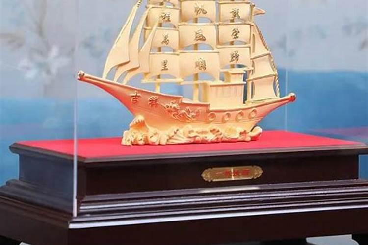 办公桌有个木质龙船装饰品,龙头朝向怎么摆风水好