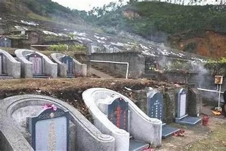 山顶上的三个墓地,从风水学上看,哪座坟墓风水最好？