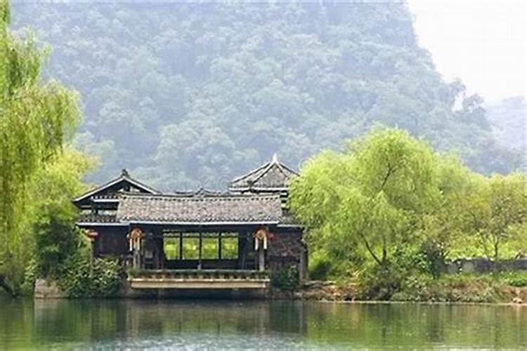 ...南面有湖东南面是山北面是河,山上有塔,然后我是32楼的,风水好吗？