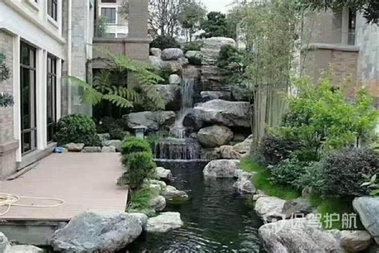 农村围墙大门前面就是鱼塘,从风水方面说好吗？