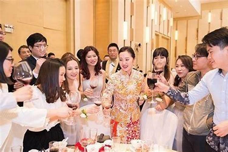丧事摆酒酒席间到底应不应该敬酒？