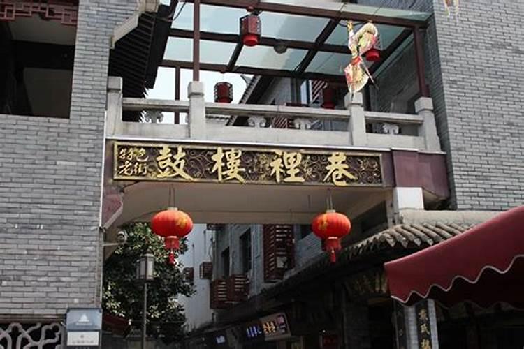 我住南京鼓楼这边,邻居挂了八卦镜正对我家窗户,请问对我家风水有影响吗...