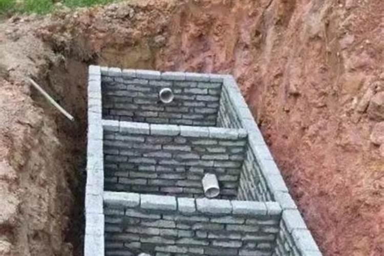 坐北朝南屋后东北角建化粪池好吗？