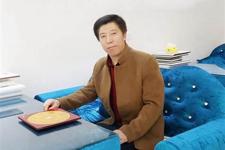 请教吴老师,大厅门正对房门,房门与房间里的窗户又刚好正对成一直线...