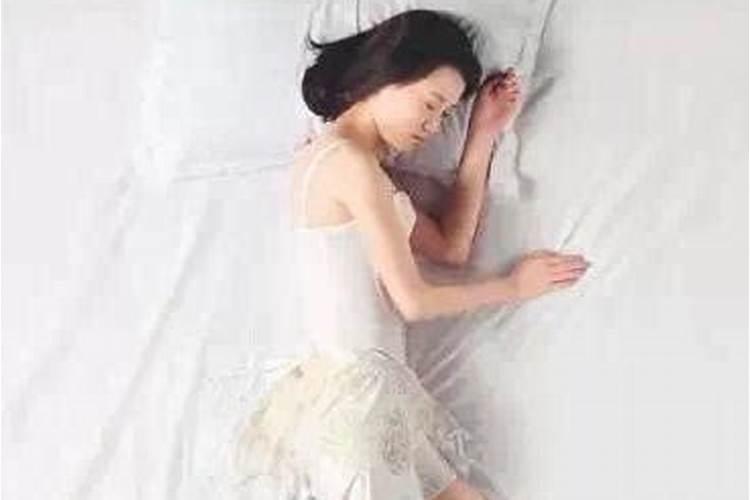 睡姿也讲风水嘛？怎么从睡姿能看出有钱？