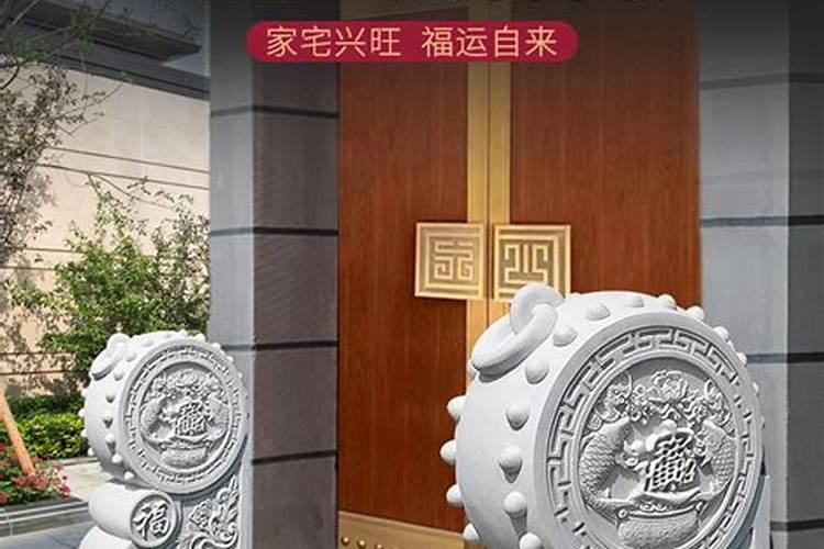 庙外门左右柱上放圆石好吗