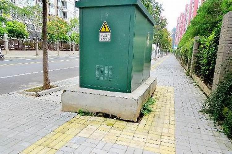 我家是老式土房,厨房门口是水泥坝子,坝子前低1米左右有一个磨盘,盘口正...