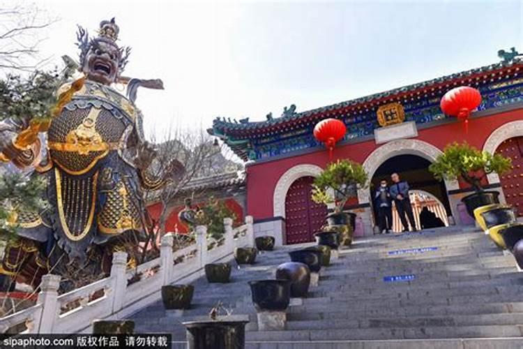 家里有人老子门口被放酒瓶还有死猪,这有什么说法吗？对家人有影响吗？