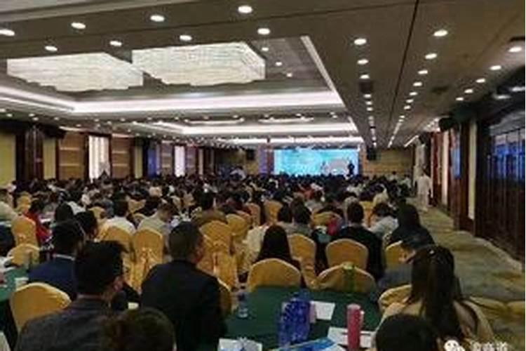 请问有懂风水的吗？怎样看坟墓风水宝地？