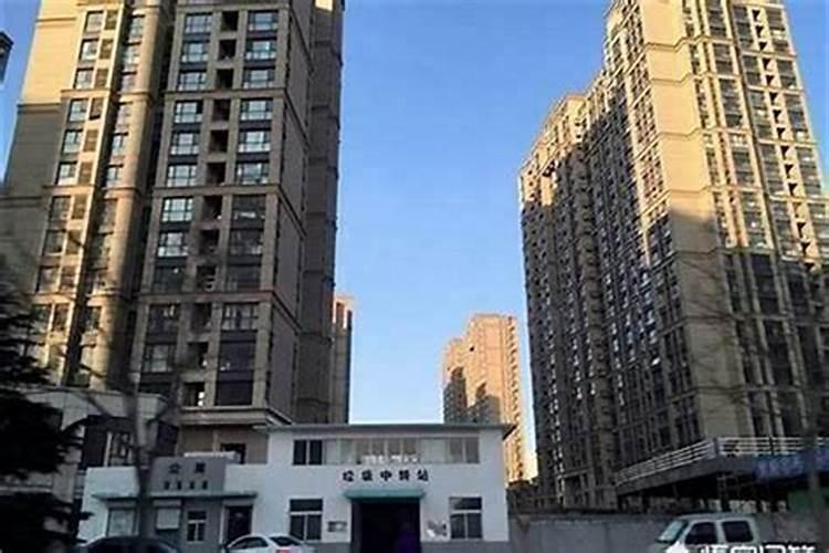 皮肤频繁起痘应该去医院还是去美容院？