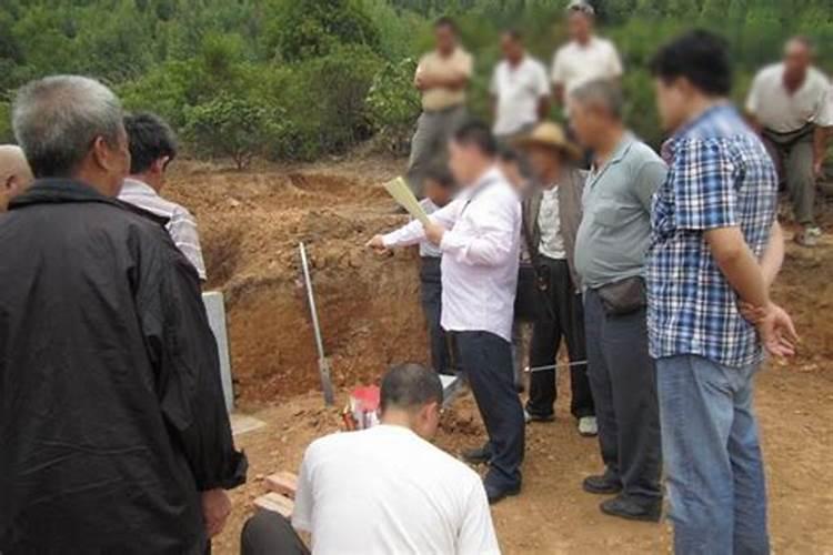 客厅东墙挂什么山水画好