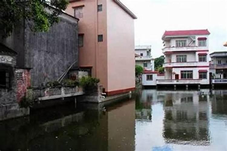 此人下葬后,突然下了场怪雨,风水大师惊叹道:这个家族要发达了