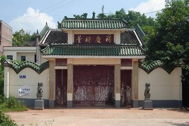 我家住在祠堂的左边,现在想盖两层楼房请问风水师行吗？祠堂和我家相隔一...