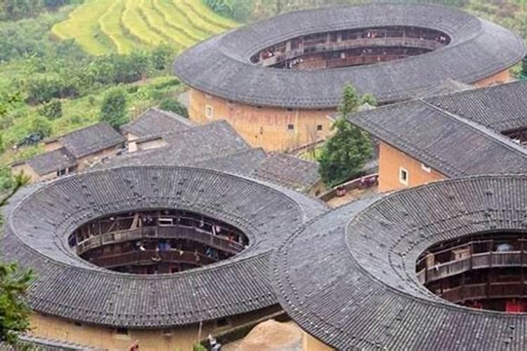 走廊尽头是主卧室的门,听说不好,需要怎么化解呢？