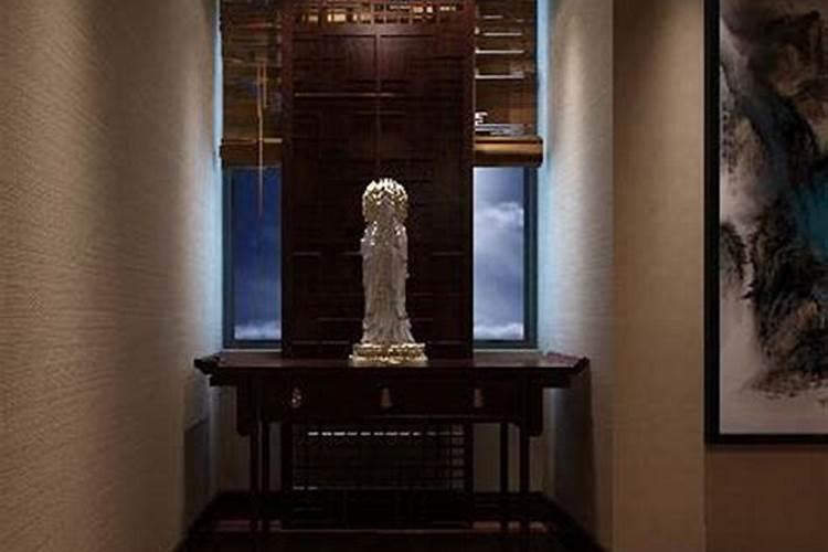 ...请问我家佛龛在二楼背靠西墙面对下楼楼梯口,这样可以吗？
