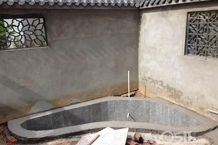 坐西朝东的房子想在大门口的右边墙角边,建鱼池可以吗？