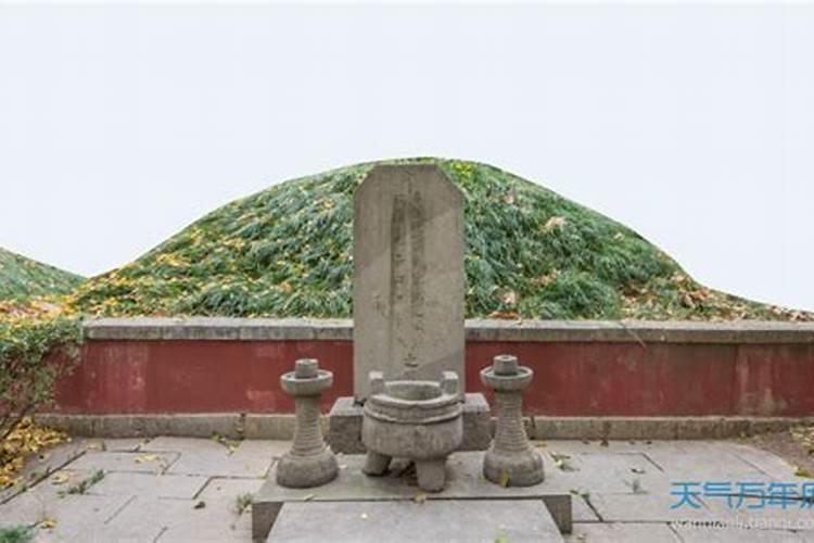 如何确定坟地的方位？
