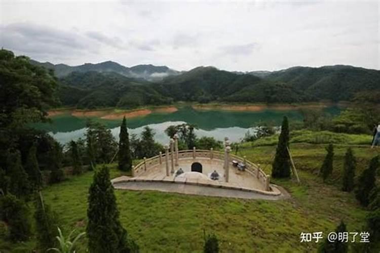 为什么楼梯对着大门风水不好