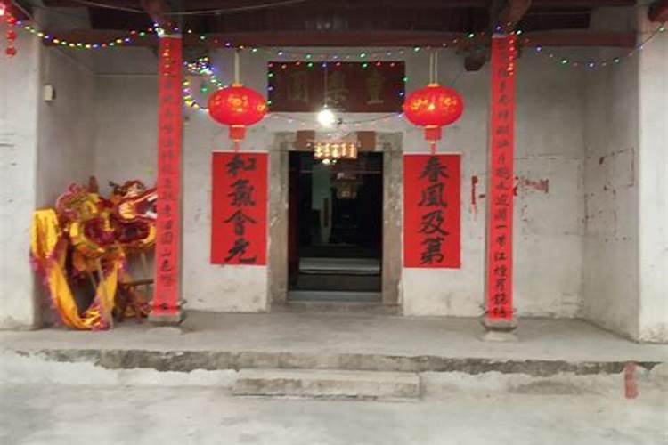 土地公庙坐北朝南,我家祖屋大门朝东,土地公庙正好对着我祖屋北边外墙...