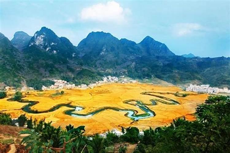 那些风水大师手上拿的是什么工具？如何测定有福相？一定要有青龙和白虎...