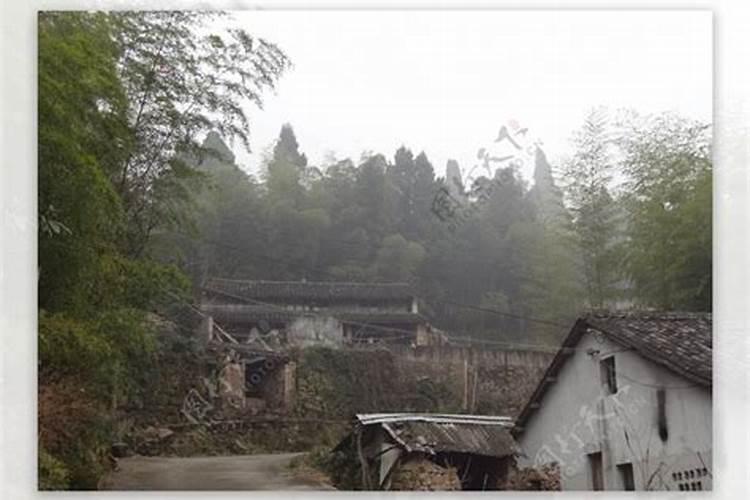 墓地风水 坟在半山腰,在一个山坳里,正前面有一个水塘,太阳能照到,但是...