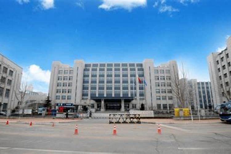 大连市明德中小企业协会会长是谁？共有几任会长？能简单介绍一下历任会...