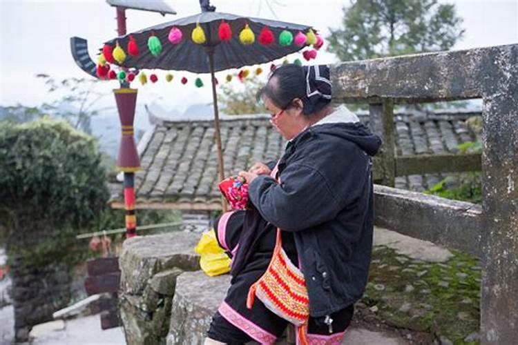断掌为什么不能给人看,女人断掌纹人缘极差？