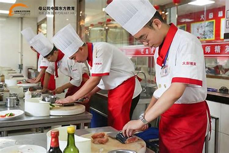我的八字喜神是金,但我的工作是火(厨师),我该转行吗？