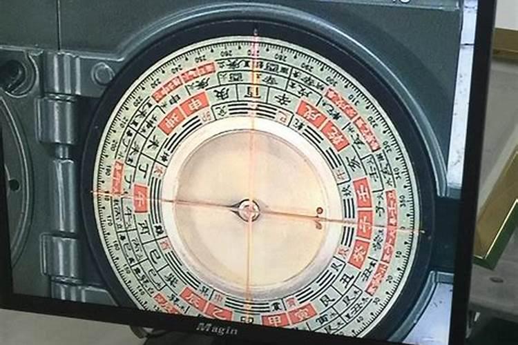 办公室桌椅摆放:里外套间,三个人,两人在外间,一人里间,如下图,如何摆...