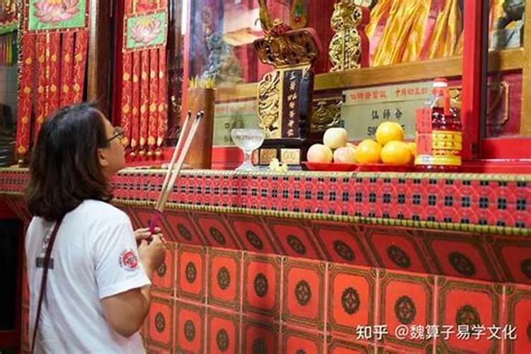 会看风水的人,平时去她那里一烧香就知道她你家里的情况,看的又很准...